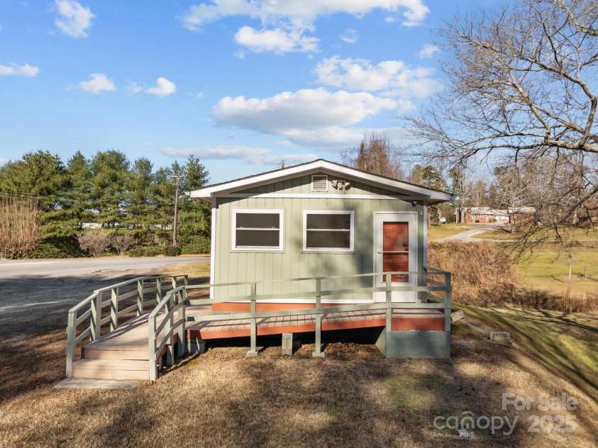 701 Dana Road, Hendersonville, NC 28792.  MLS# CAR4333517, YatesRealty ID 3160. 