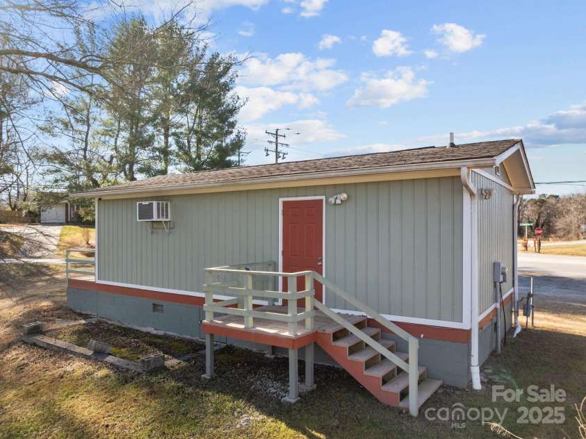 701 Dana Road, Hendersonville, NC 28792.  MLS# CAR4333517, YatesRealty ID 3160. 