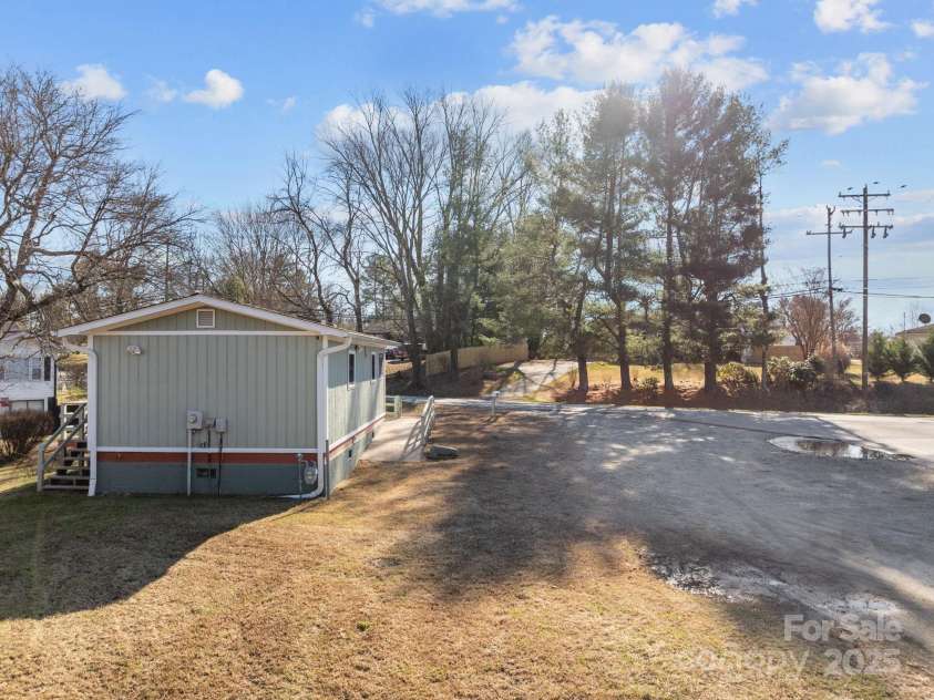 701 Dana Road, Hendersonville, NC 28792.  MLS# CAR4333517, YatesRealty ID 3160. 