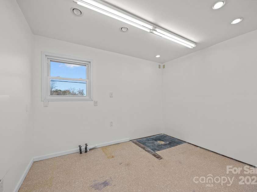 701 Dana Road, Hendersonville, NC 28792.  MLS# CAR4333517, YatesRealty ID 3160. 