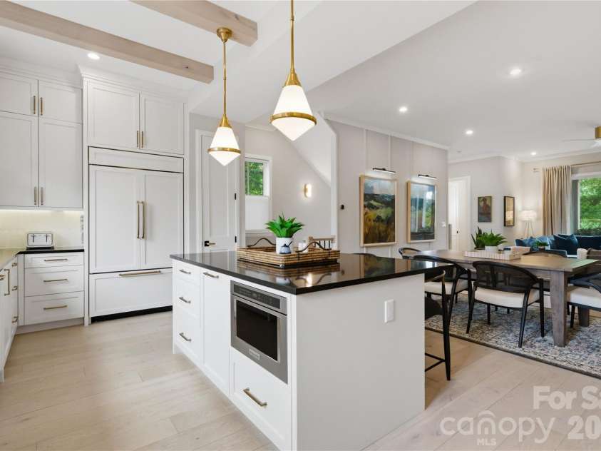 3060 Selwyn Avenue, Charlotte, NC 28209.  MLS# CAR4375159, YatesRealty ID 31601. 