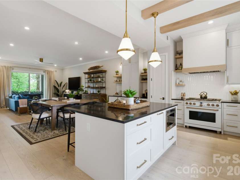 3060 Selwyn Avenue, Charlotte, NC 28209.  MLS# CAR4375159, YatesRealty ID 31601. 