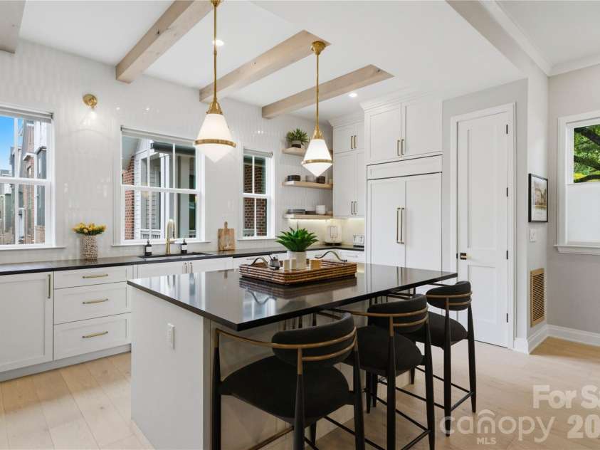 3060 Selwyn Avenue, Charlotte, NC 28209.  MLS# CAR4375159, YatesRealty ID 31601. 