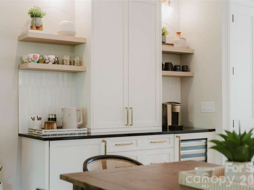3060 Selwyn Avenue, Charlotte, NC 28209.  MLS# CAR4375159, YatesRealty ID 31601. 