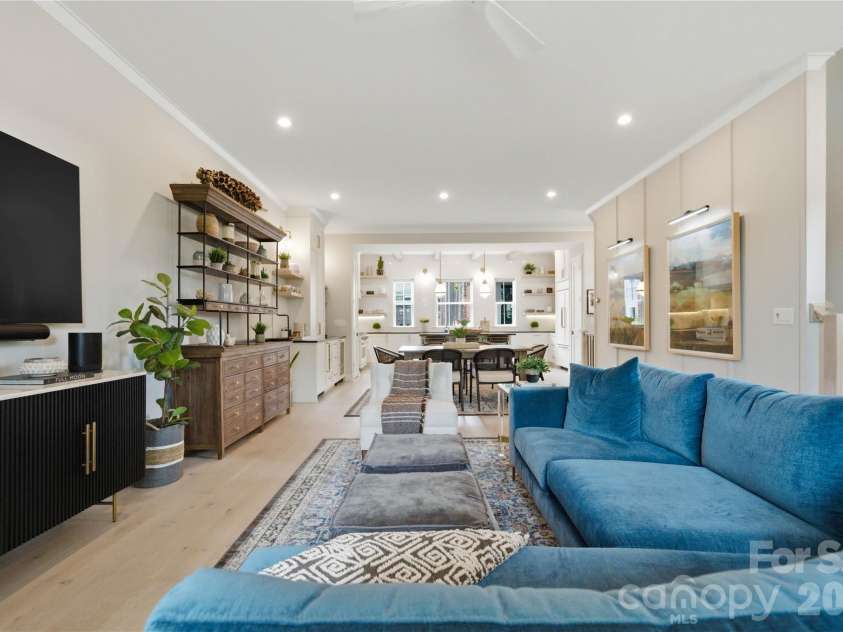 3060 Selwyn Avenue, Charlotte, NC 28209.  MLS# CAR4375159, YatesRealty ID 31601. 