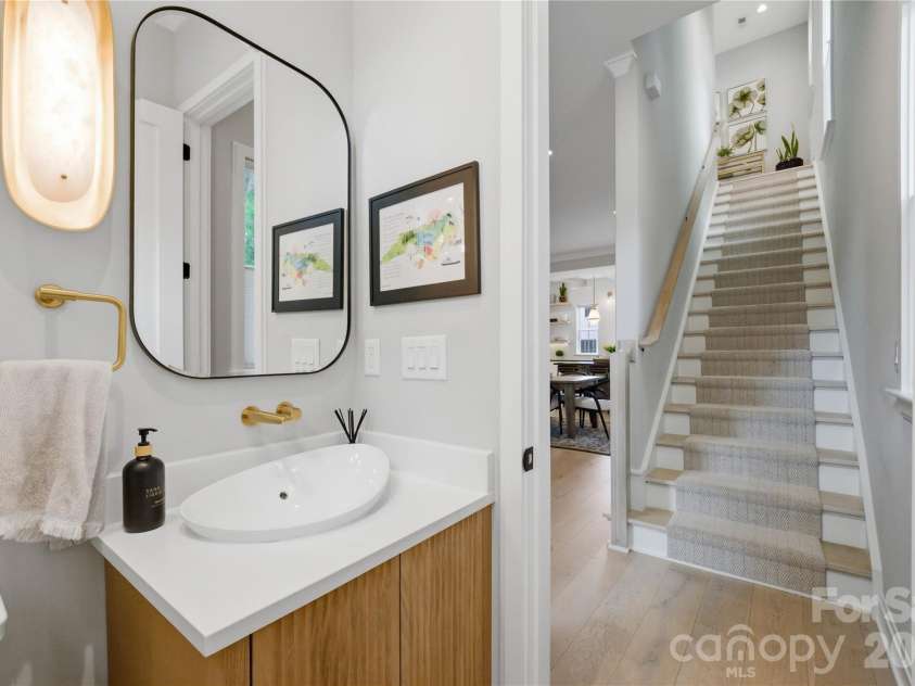 3060 Selwyn Avenue, Charlotte, NC 28209.  MLS# CAR4375159, YatesRealty ID 31601. 
