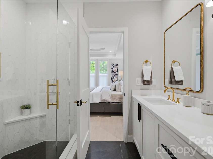 3060 Selwyn Avenue, Charlotte, NC 28209.  MLS# CAR4375159, YatesRealty ID 31601. 