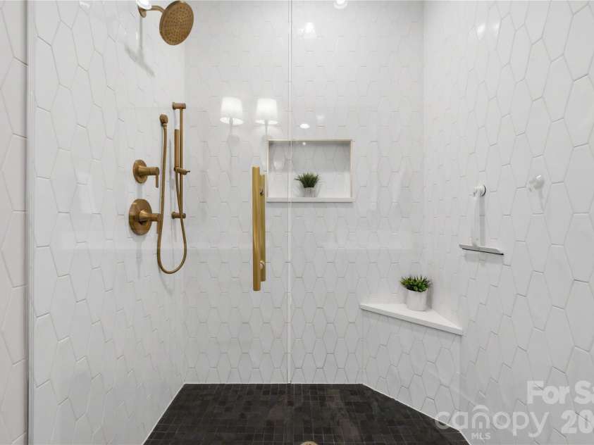 3060 Selwyn Avenue, Charlotte, NC 28209.  MLS# CAR4375159, YatesRealty ID 31601. 
