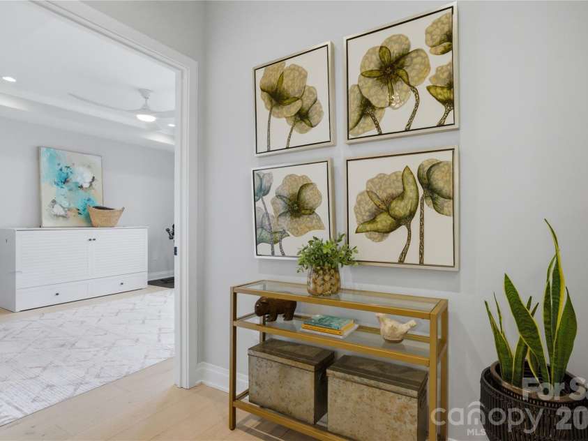 3060 Selwyn Avenue, Charlotte, NC 28209.  MLS# CAR4375159, YatesRealty ID 31601. 