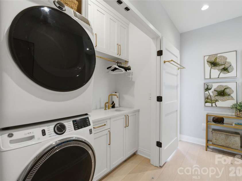 3060 Selwyn Avenue, Charlotte, NC 28209.  MLS# CAR4375159, YatesRealty ID 31601. 