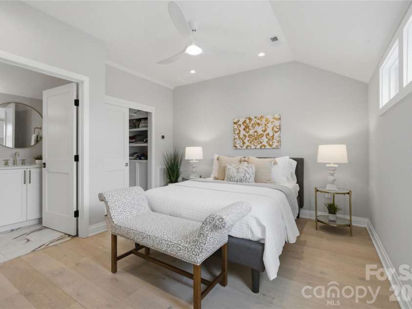 3060 Selwyn Avenue, Charlotte, NC 28209.  MLS# CAR4375159, YatesRealty ID 31601. 