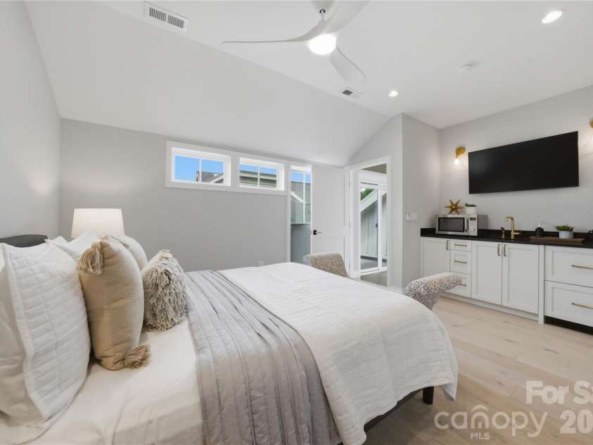 3060 Selwyn Avenue, Charlotte, NC 28209.  MLS# CAR4375159, YatesRealty ID 31601. 