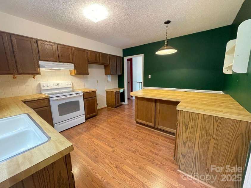 5679 Styers Ferry Road, Clemmons, NC 27012.  MLS# CAR4287916, YatesRealty ID 31601. 
