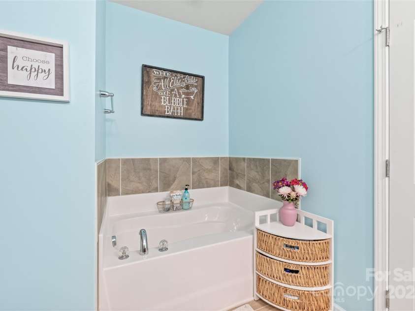 8513 Loxton Circle, Charlotte, NC 28214.  MLS# CAR4226710, YatesRealty ID 31606. 