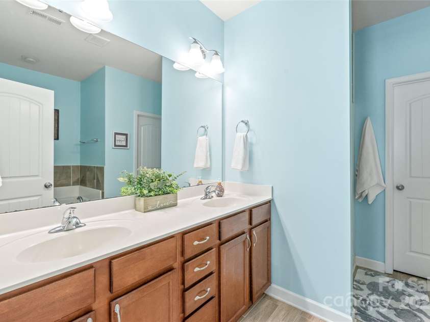 8513 Loxton Circle, Charlotte, NC 28214.  MLS# CAR4226710, YatesRealty ID 31606. En-suite bathroom with walk-in closet.