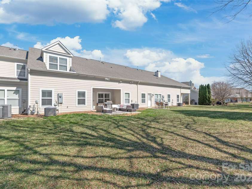 8513 Loxton Circle, Charlotte, NC 28214.  MLS# CAR4226710, YatesRealty ID 31606. Great space