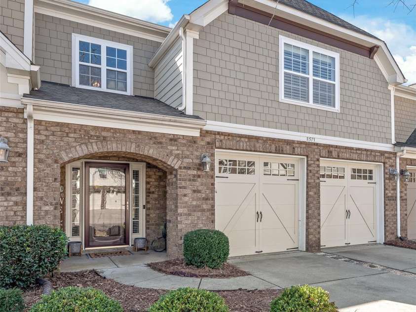 8513 Loxton Circle, Charlotte, NC 28214.  MLS# CAR4226710, YatesRealty ID 31606. Welcome Home to easy living!