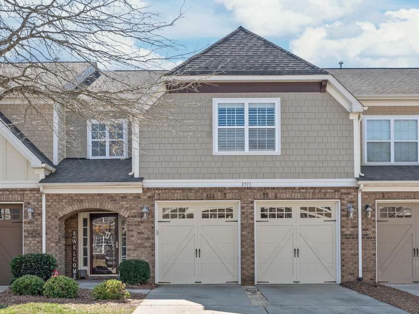 8513 Loxton Circle, Charlotte, NC 28214.  MLS# CAR4226710, YatesRealty ID 31606. Welcome Home to easy living!
