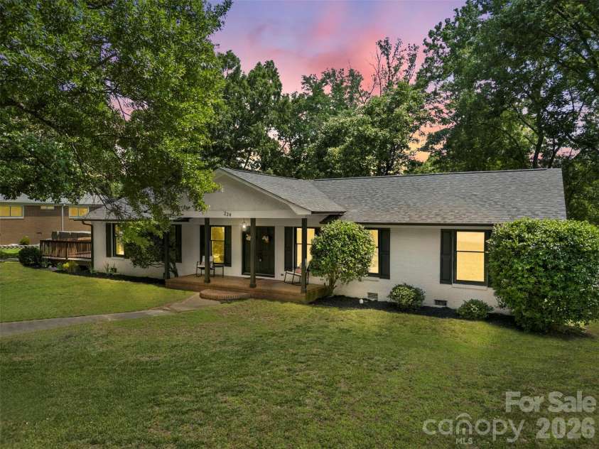 224 Sturbridge Drive, Charlotte, NC 28214.  MLS# CAR4388119, YatesRealty ID 31609. 