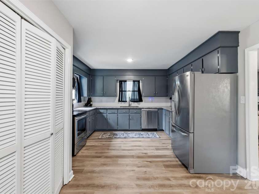 224 Sturbridge Drive, Charlotte, NC 28214.  MLS# CAR4388119, YatesRealty ID 31609. 