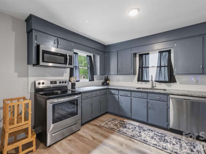 224 Sturbridge Drive, Charlotte, NC 28214.  MLS# CAR4388119, YatesRealty ID 31609. 