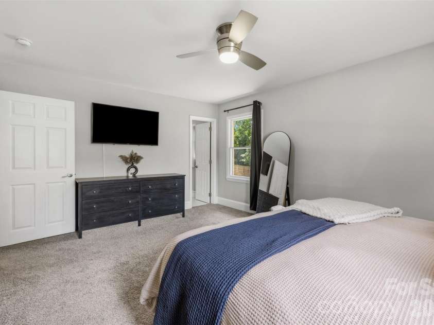224 Sturbridge Drive, Charlotte, NC 28214.  MLS# CAR4388119, YatesRealty ID 31609. 