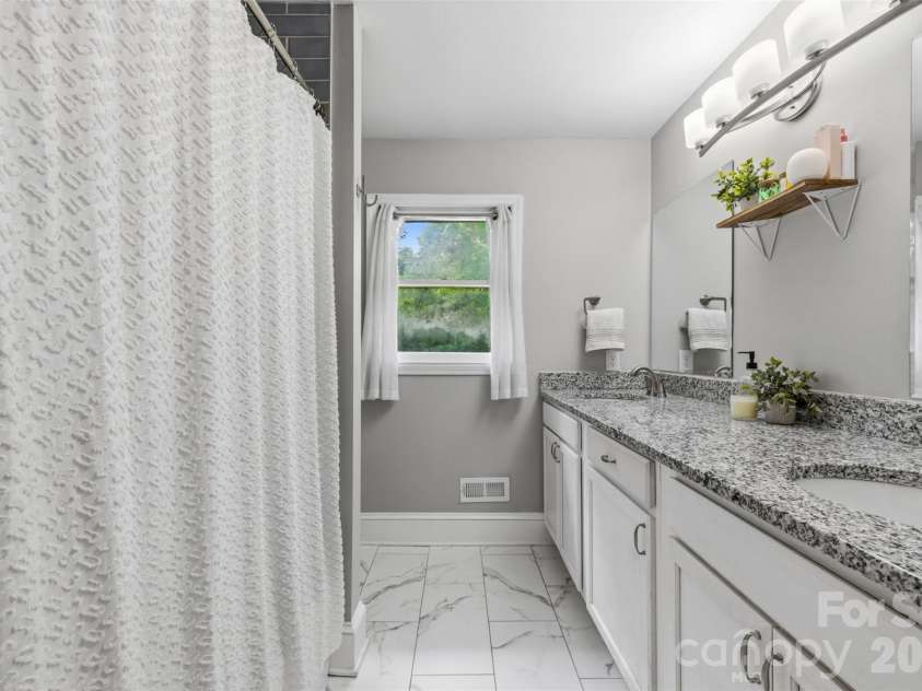 224 Sturbridge Drive, Charlotte, NC 28214.  MLS# CAR4388119, YatesRealty ID 31609. 