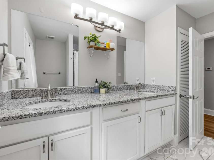 224 Sturbridge Drive, Charlotte, NC 28214.  MLS# CAR4388119, YatesRealty ID 31609. 