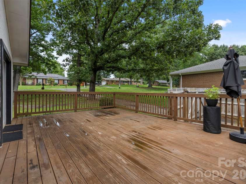 224 Sturbridge Drive, Charlotte, NC 28214.  MLS# CAR4388119, YatesRealty ID 31609. 
