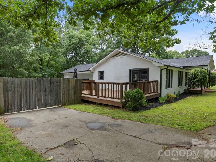224 Sturbridge Drive, Charlotte, NC 28214.  MLS# CAR4388119, YatesRealty ID 31609. 