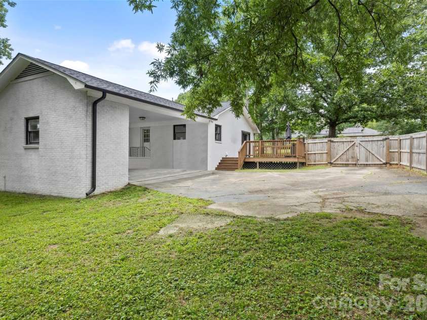 224 Sturbridge Drive, Charlotte, NC 28214.  MLS# CAR4388119, YatesRealty ID 31609. 
