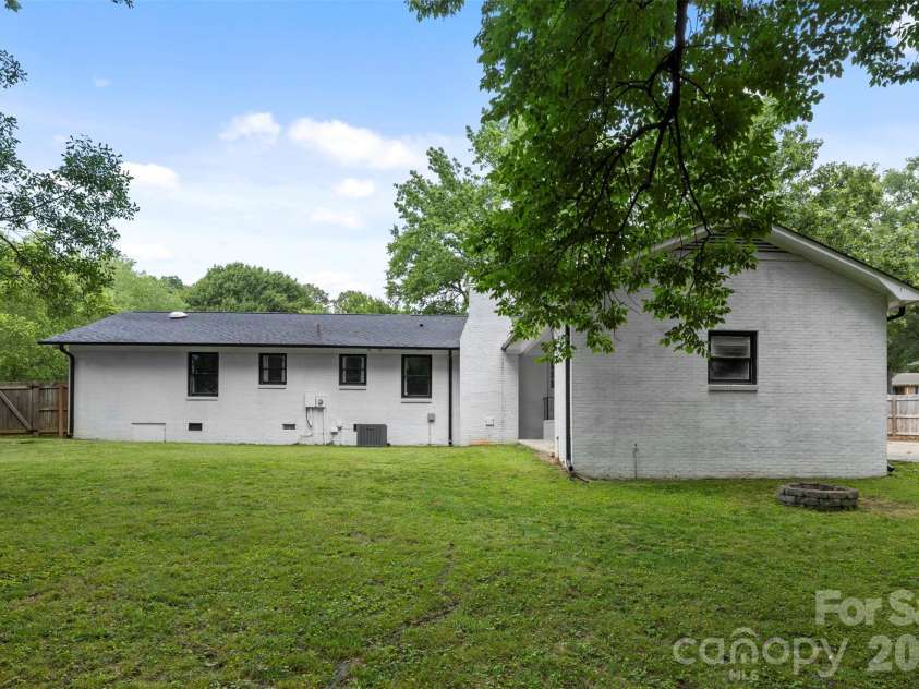 224 Sturbridge Drive, Charlotte, NC 28214.  MLS# CAR4388119, YatesRealty ID 31609. 