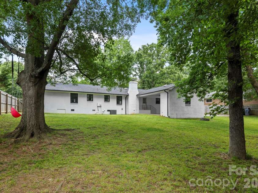 224 Sturbridge Drive, Charlotte, NC 28214.  MLS# CAR4388119, YatesRealty ID 31609. 