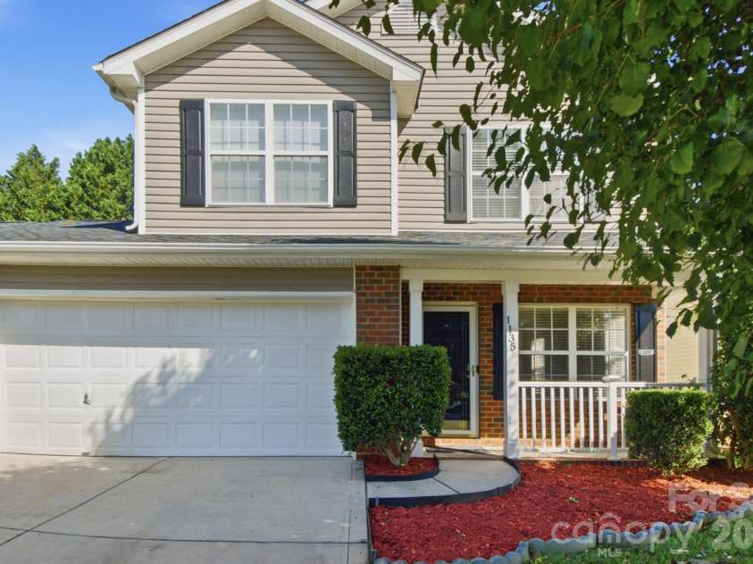 1135 Stonehenge Lane, Charlotte, NC 28216.  MLS# CAR4389525, YatesRealty ID 31610. 