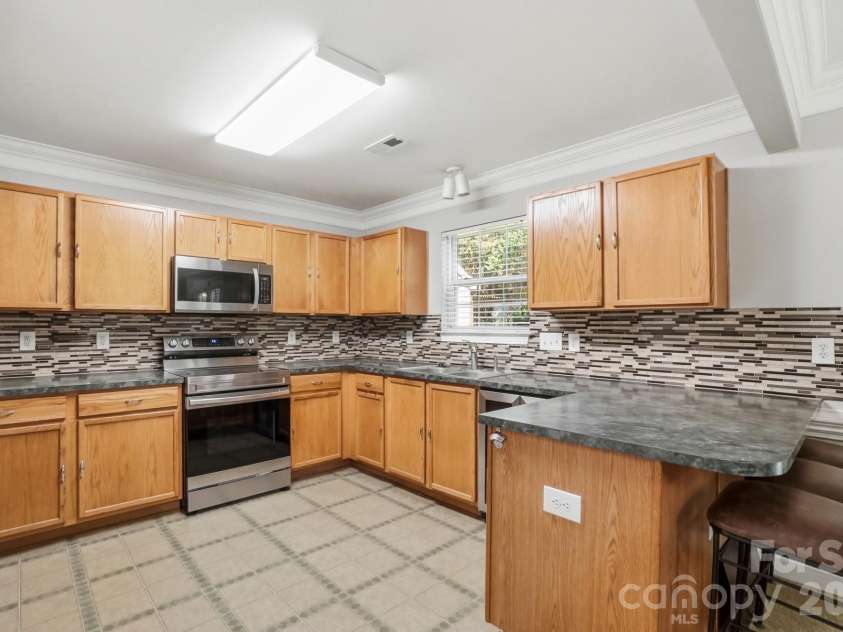 1135 Stonehenge Lane, Charlotte, NC 28216.  MLS# CAR4389525, YatesRealty ID 31610. 
