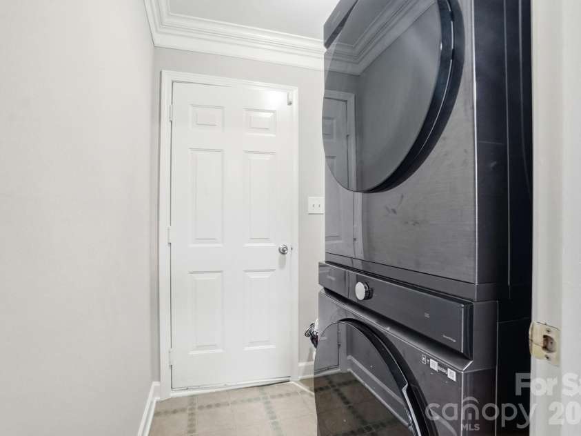 1135 Stonehenge Lane, Charlotte, NC 28216.  MLS# CAR4389525, YatesRealty ID 31610. 