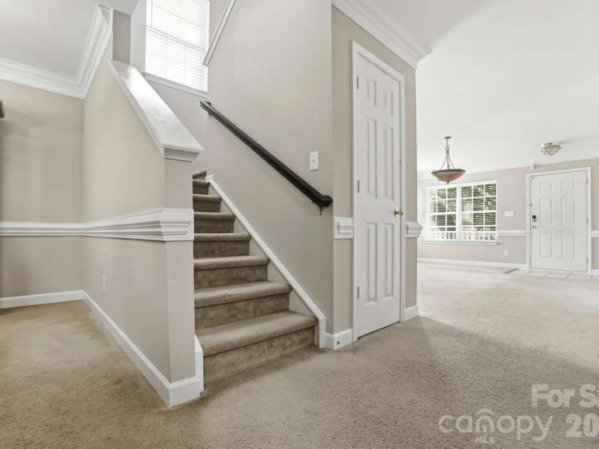 1135 Stonehenge Lane, Charlotte, NC 28216.  MLS# CAR4389525, YatesRealty ID 31610. 