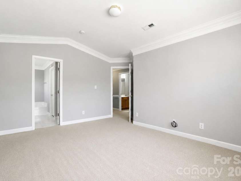 1135 Stonehenge Lane, Charlotte, NC 28216.  MLS# CAR4389525, YatesRealty ID 31610. 