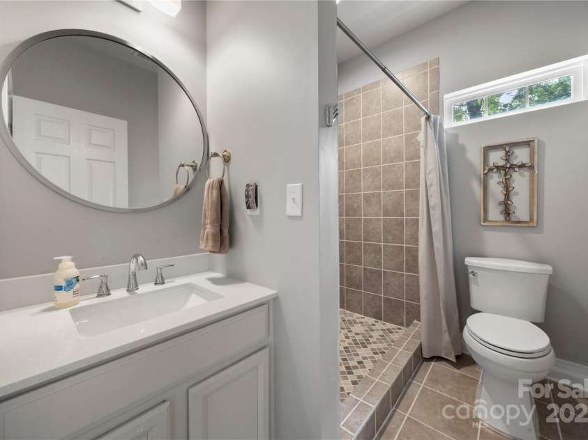2216 Potter Cove Lane, Weddington, NC 28104.  MLS# CAR4291105, YatesRealty ID 31611. First floor full bath