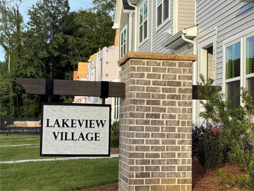 4728 Lakeview Road, Charlotte, NC 28216.  MLS# CAR4278592, YatesRealty ID 31612. LAKEVIEW VILLAGE COMMUNITY MONUMENT