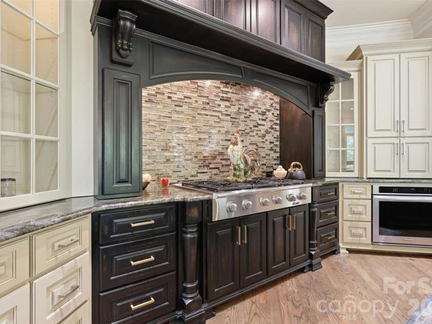 3531 Aqua Point Drive, York, SC 29745.  MLS# CAR4391405, YatesRealty ID 31614. Gas Range