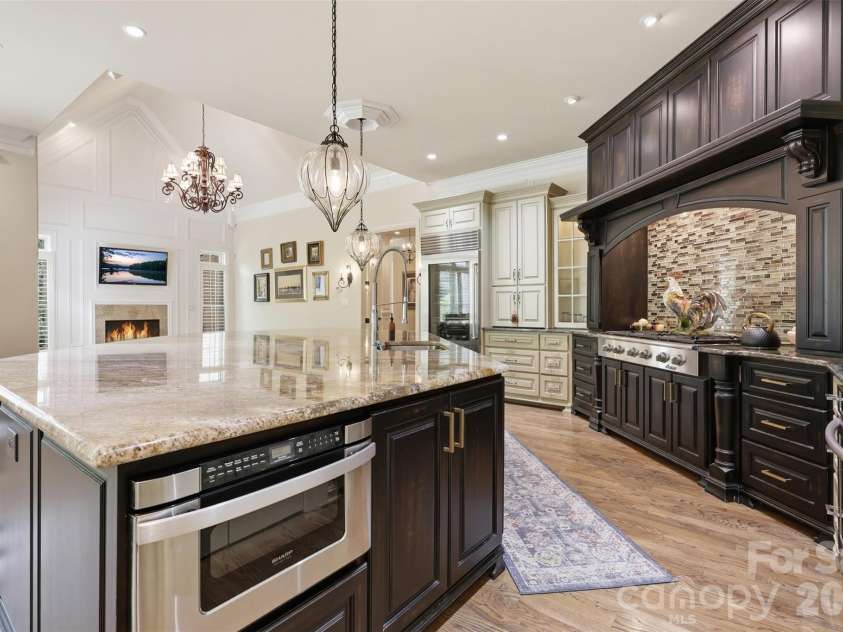 3531 Aqua Point Drive, York, SC 29745.  MLS# CAR4391405, YatesRealty ID 31614. Large Kitchen Island