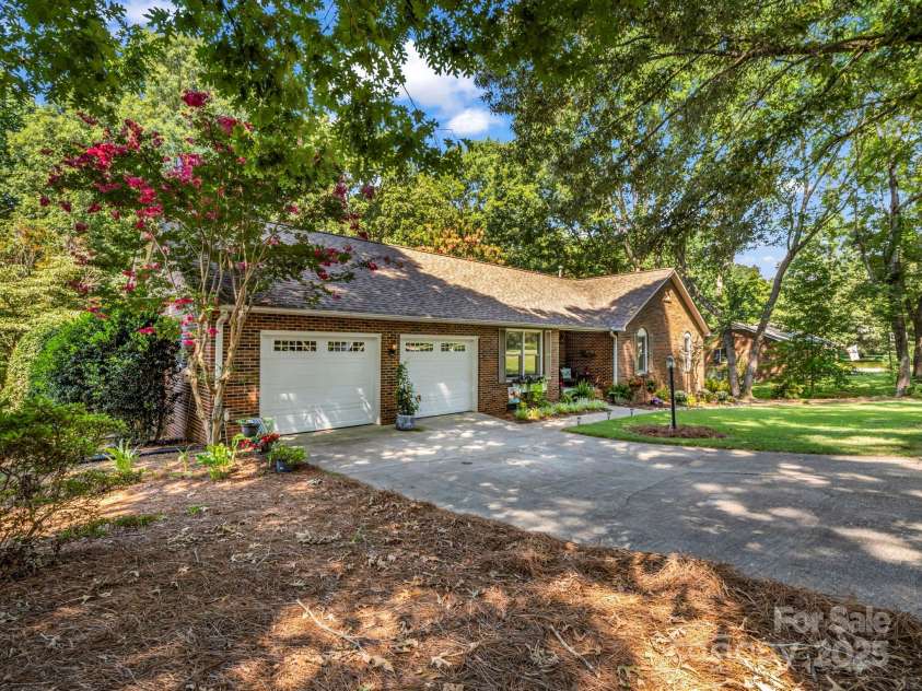 869 Hunting Avenue, Lincolnton, NC 28092.  MLS# CAR4283888, YatesRealty ID 31614. 