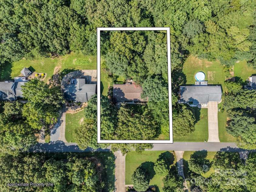 869 Hunting Avenue, Lincolnton, NC 28092.  MLS# CAR4283888, YatesRealty ID 31614. 