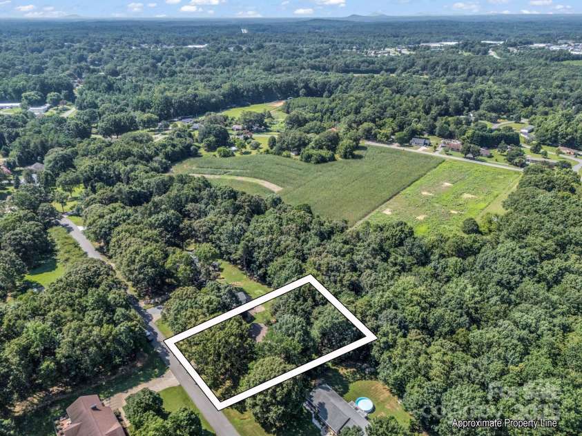 869 Hunting Avenue, Lincolnton, NC 28092.  MLS# CAR4283888, YatesRealty ID 31614. 