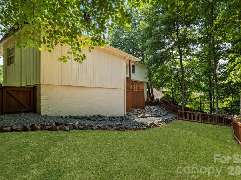 7434 Kilcullen Drive, Charlotte, NC 28270.  MLS# CAR4392099, YatesRealty ID 31618. 