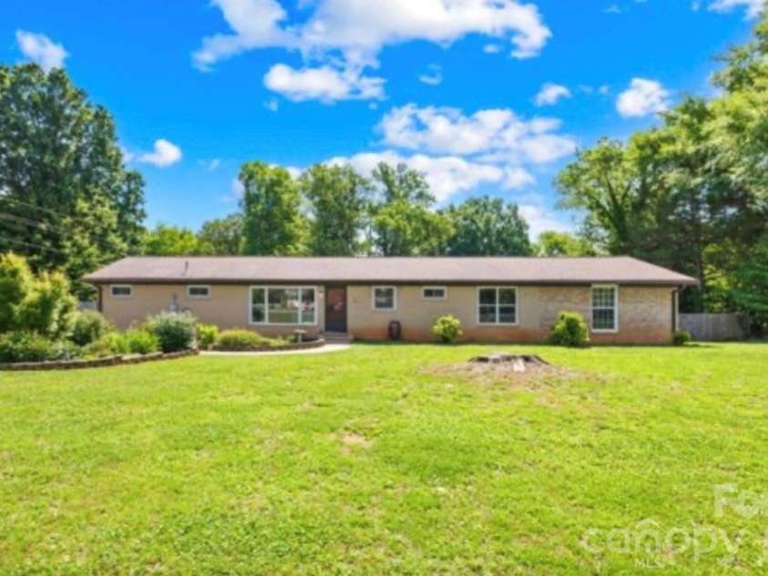 181 Sigmon Road, Statesville, NC 28677.  MLS# CAR4384654, YatesRealty ID 31620. 
