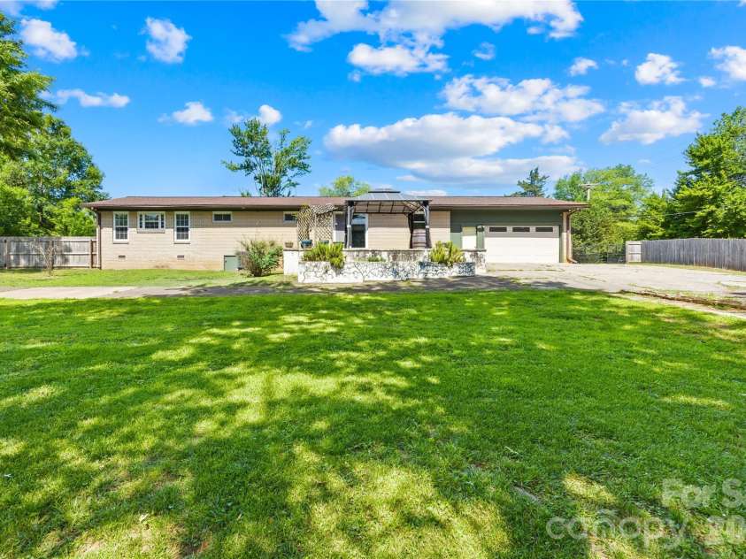 181 Sigmon Road, Statesville, NC 28677.  MLS# CAR4384654, YatesRealty ID 31620. 