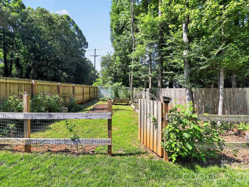 11007 Secotan Lane, Matthews, NC 28105.  MLS# CAR4393288, YatesRealty ID 31622. 