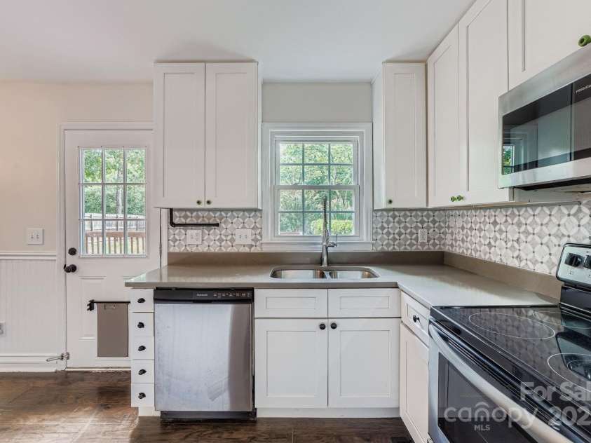 7325 Honey Flower Place, Charlotte, NC 28214.  MLS# CAR4286635, YatesRealty ID 31622. 